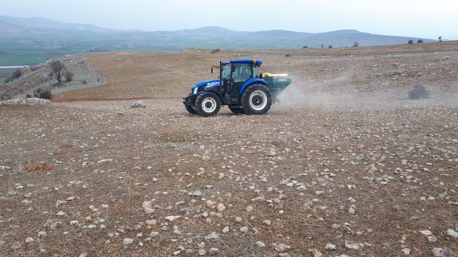 Elazığ’da meralarda gübreleme çalışması sürüyor
