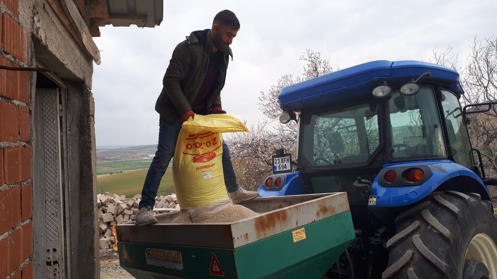 Elazığ’da meralarda gübreleme çalışması sürüyor