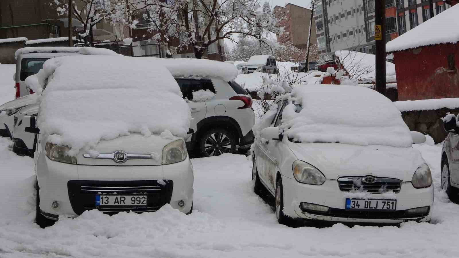 Bitlis’te kar yağışı: 80 köy yolu ulaşıma kapandı