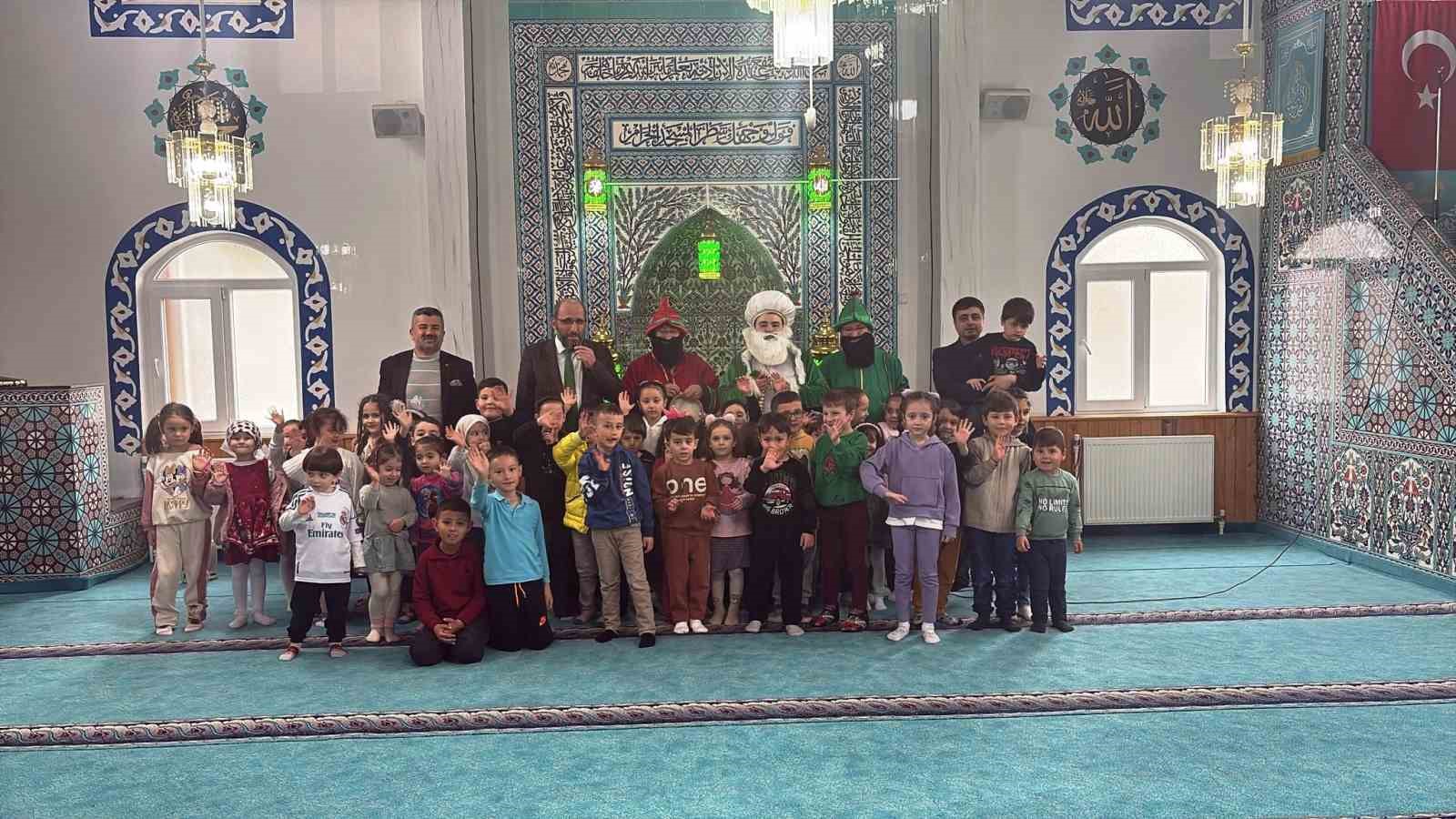 &Ouml;ğrencilere Hacivat, Karag&ouml;z ve Nasreddin Hoca g&ouml;sterisi sunuldu
