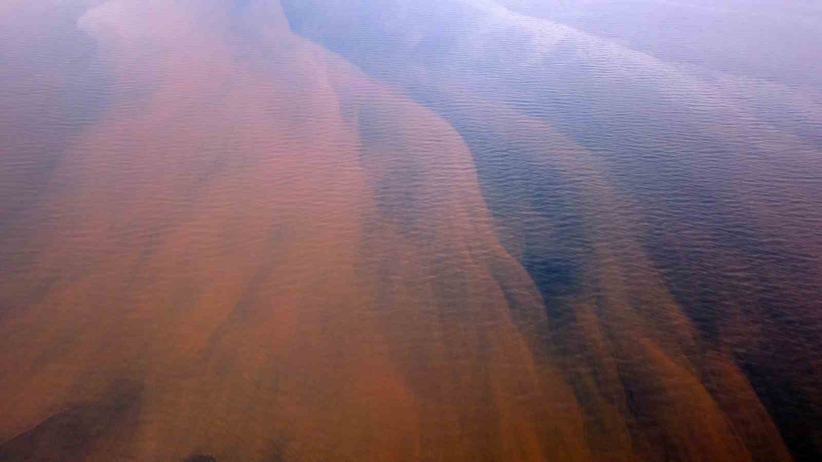 Van G&ouml;l&uuml;, sel sularıyla kahverengiye boyandı
