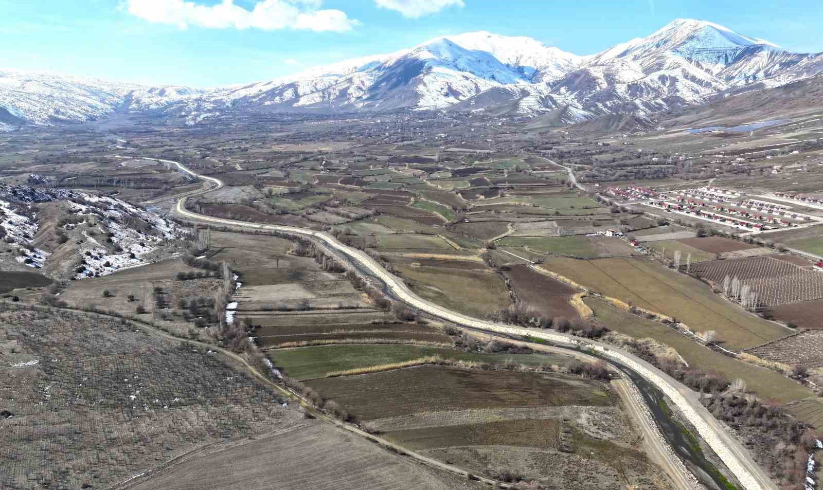 Elazığ’da dere ıslahı çalışmaları sürüyor