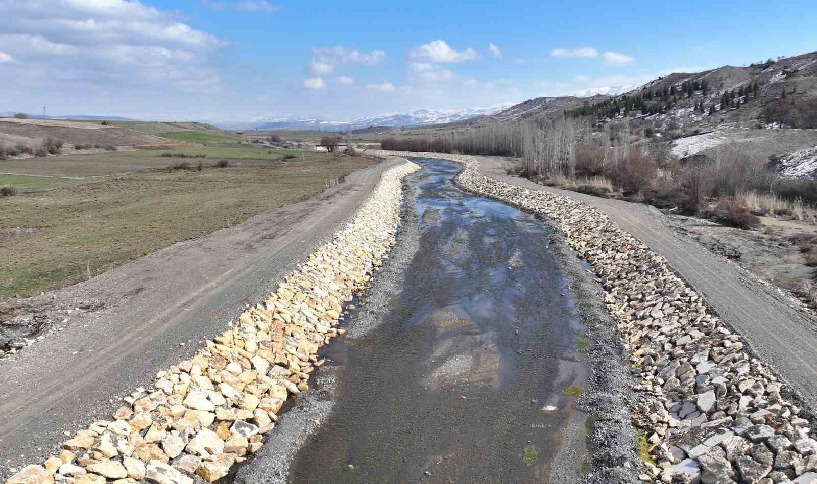 Elazığ’da dere ıslahı çalışmaları sürüyor