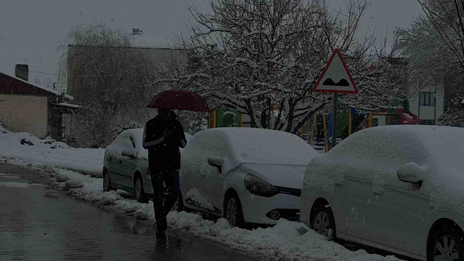 Mart ayında yağan kar &ccedil;ocuklara neşe vatandaşa &ccedil;ile oldu
