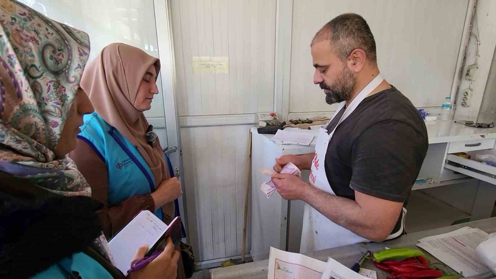 Kadınlar ‘Zimem defteri’ geleneğiyle borçları kapatıyor