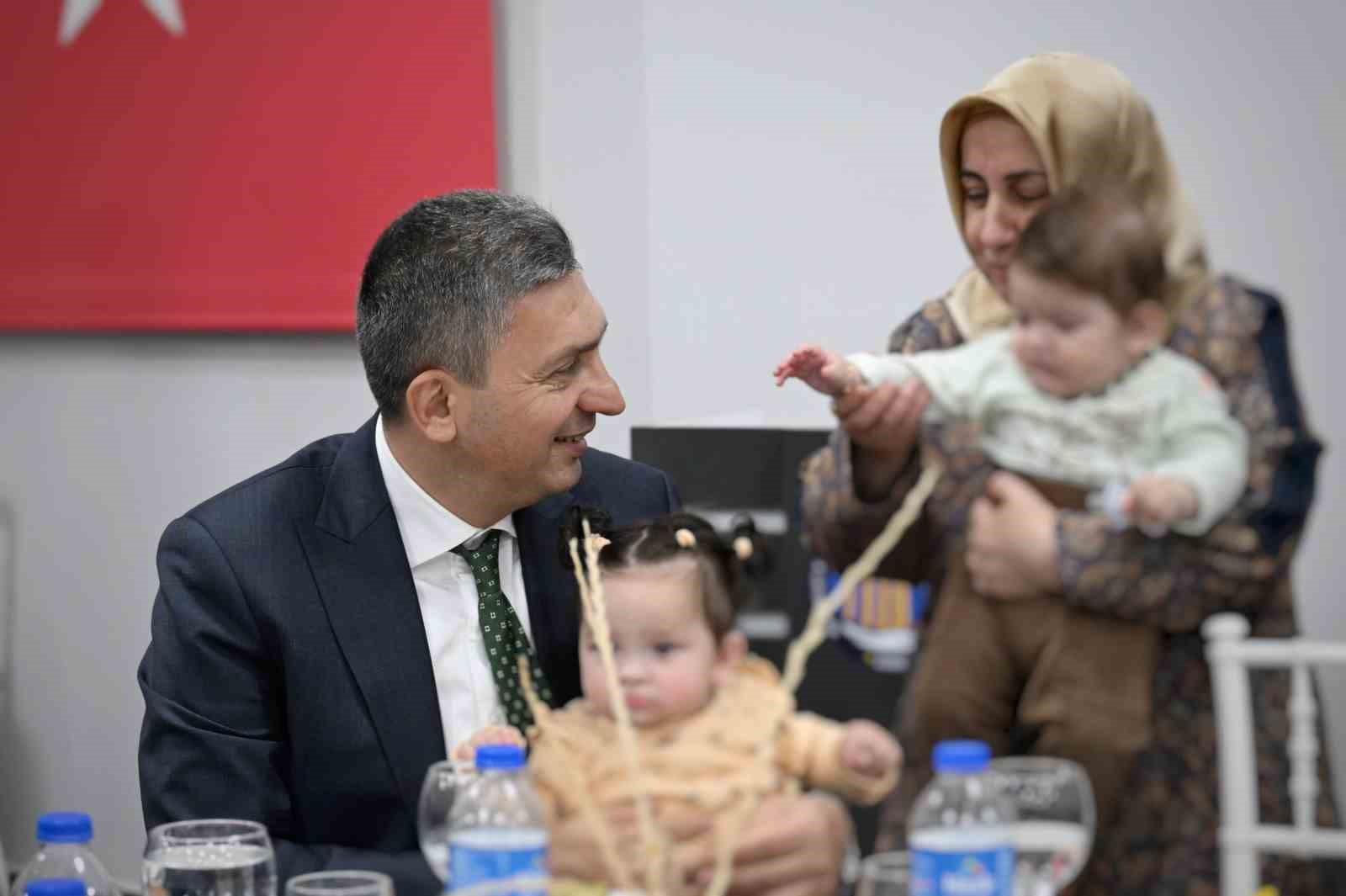 Antalya Valisi Şahin, koruyucu ailelerle iftarda bir araya geldi