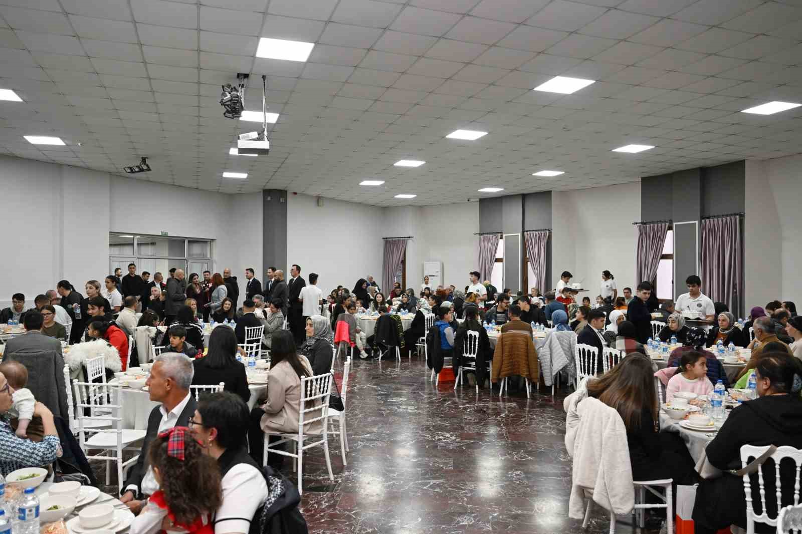 Antalya Valisi Şahin, koruyucu ailelerle iftarda bir araya geldi
