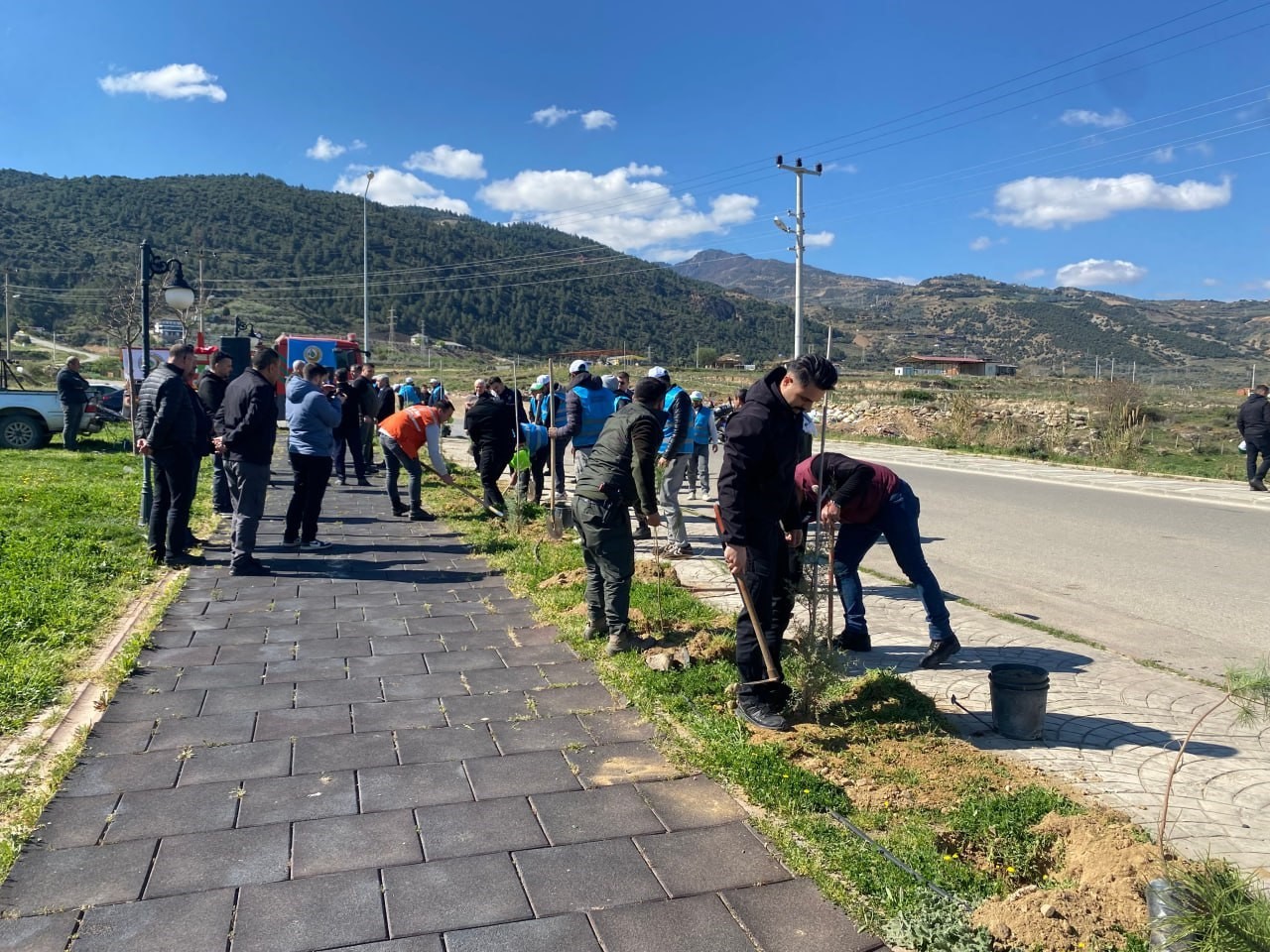 Alaşehir&rsquo;de 400 fidan toprakla buluştu
