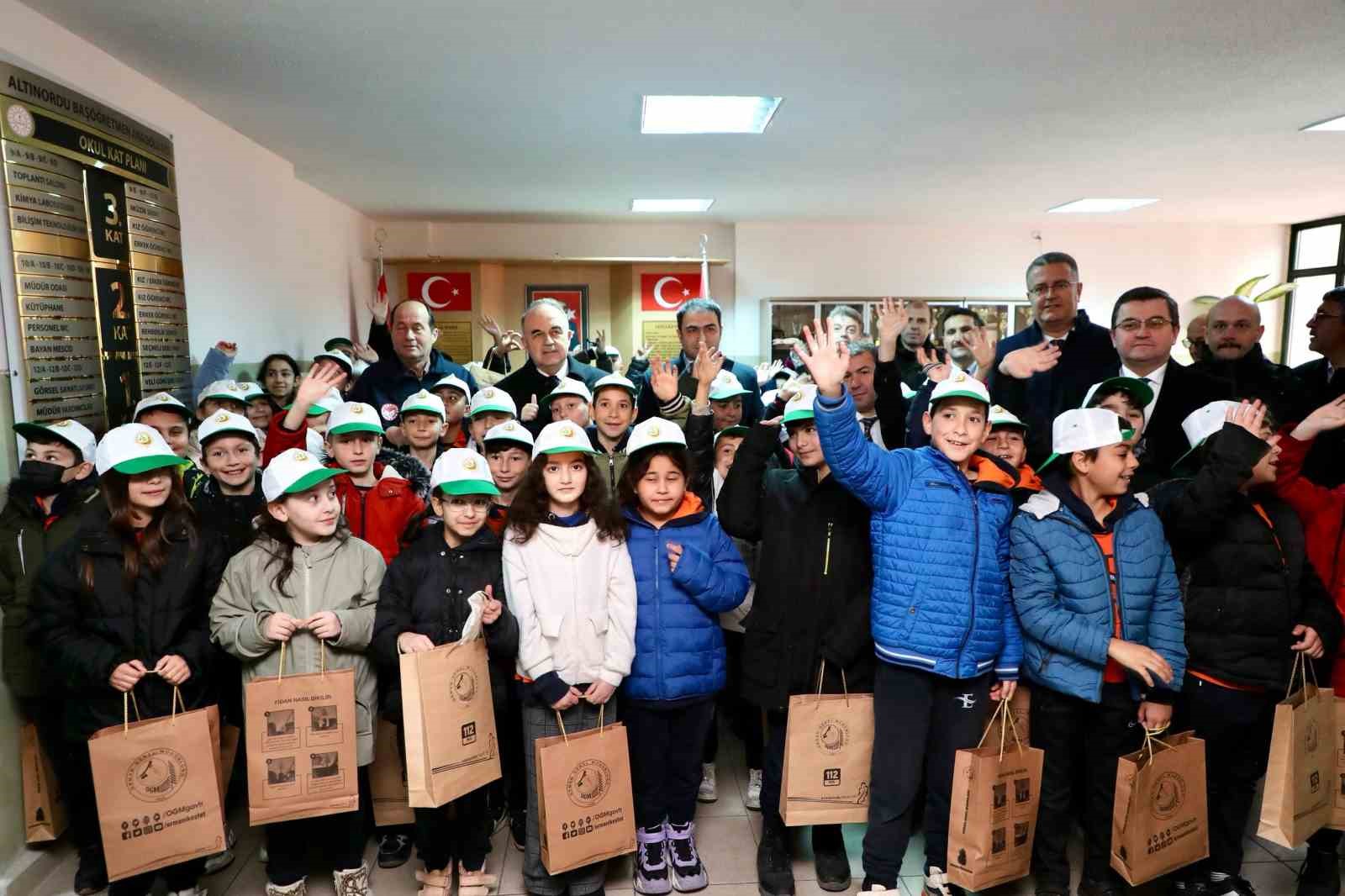 Ordu&rsquo;da fidanlar toprakla buluşturuldu
