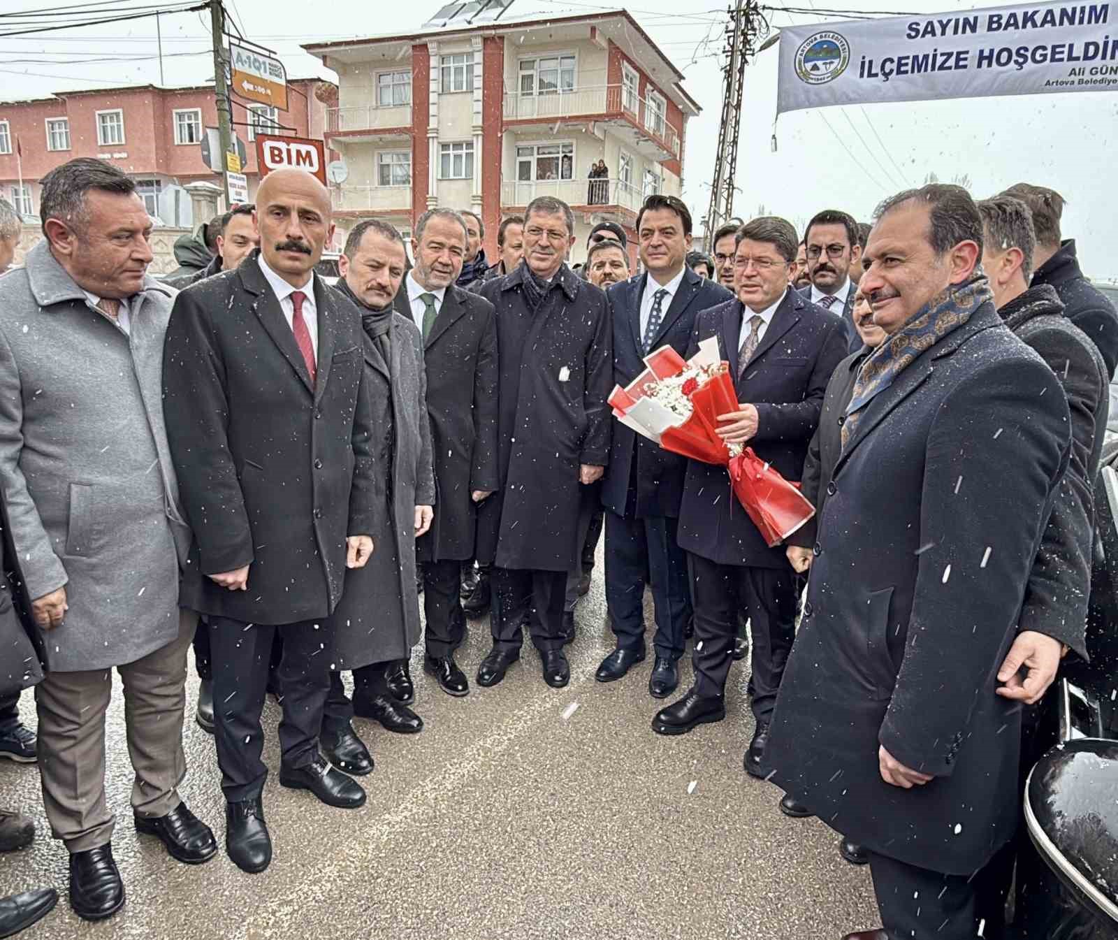 Bakan Tunç: "Suç şebekeleriyle ve yolsuzlukla mücadele eden bir yargı istemiyorlar" 