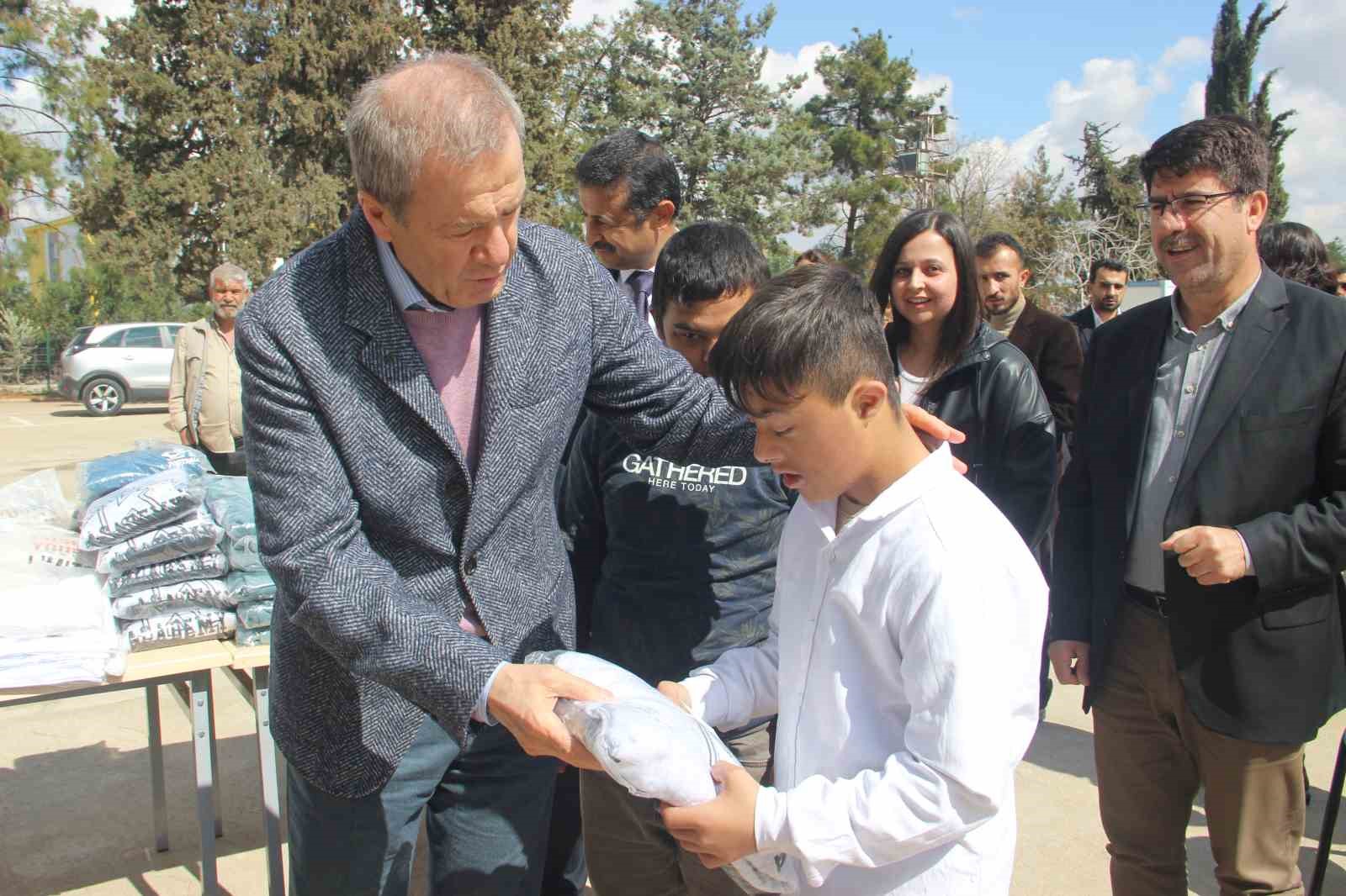 Hayırsever iş adamından özel  ihtiyaçlı öğrencilere hediye
