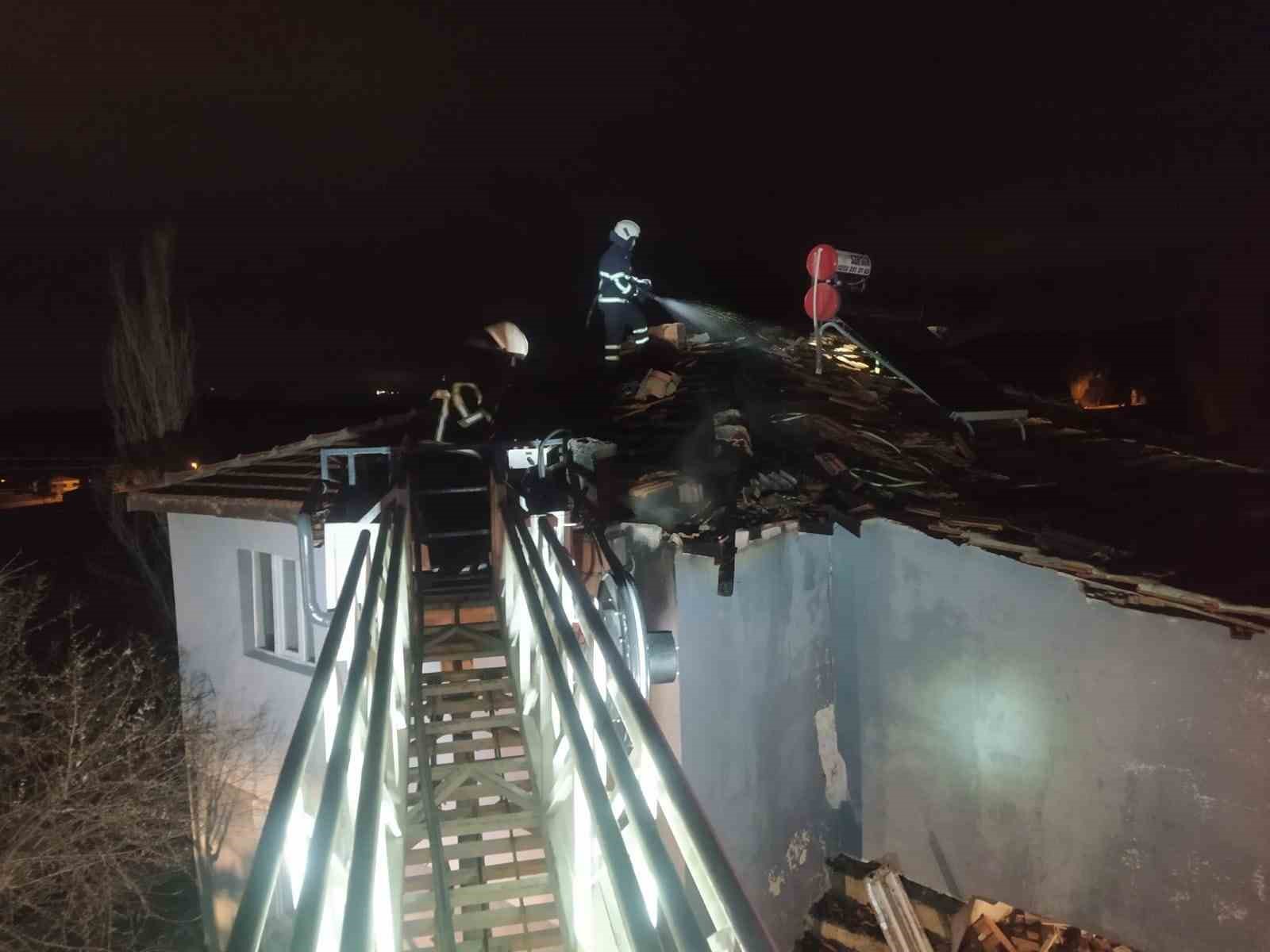 Boz&uuml;y&uuml;k&rsquo;te &ccedil;atı yangını
