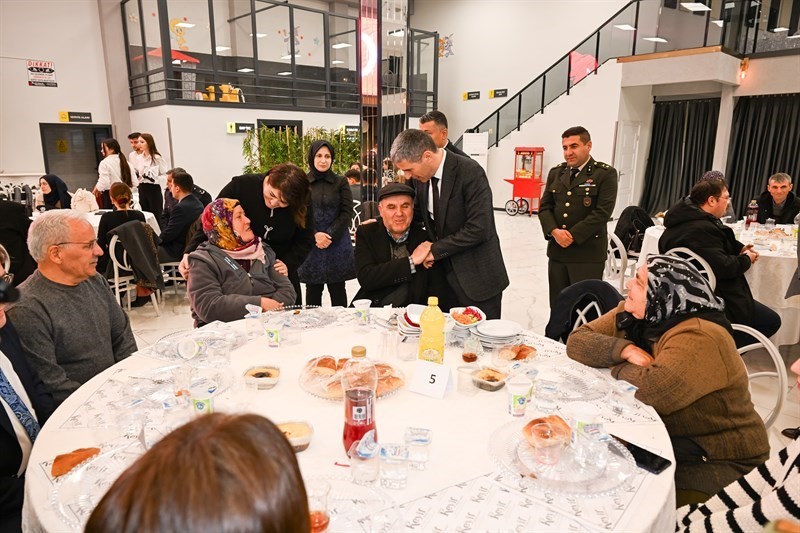 Vali Aktaş, Banaz&rsquo;da şehit aileleri, gaziler ve muhtarlarla iftarda buluştu
