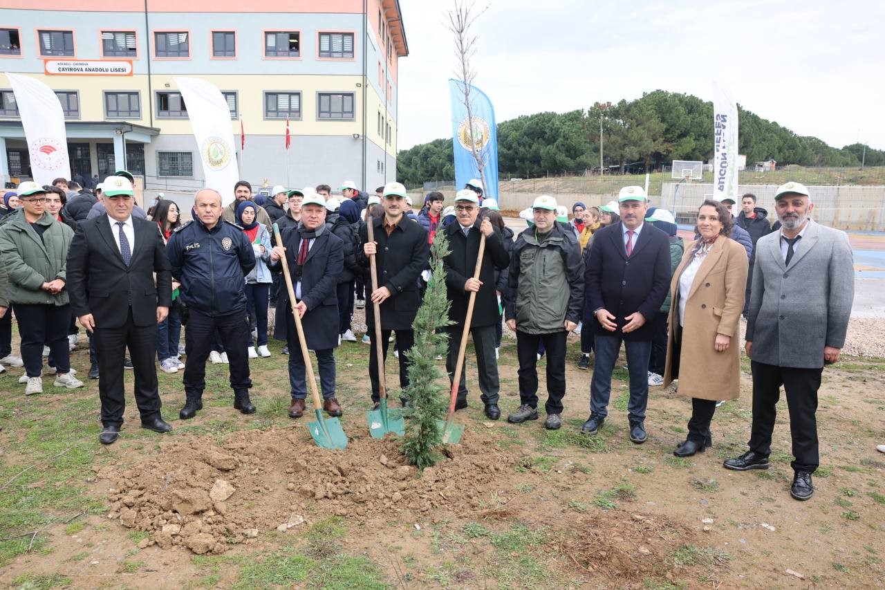 Çayırova’da fidanlar toprakla buluştu