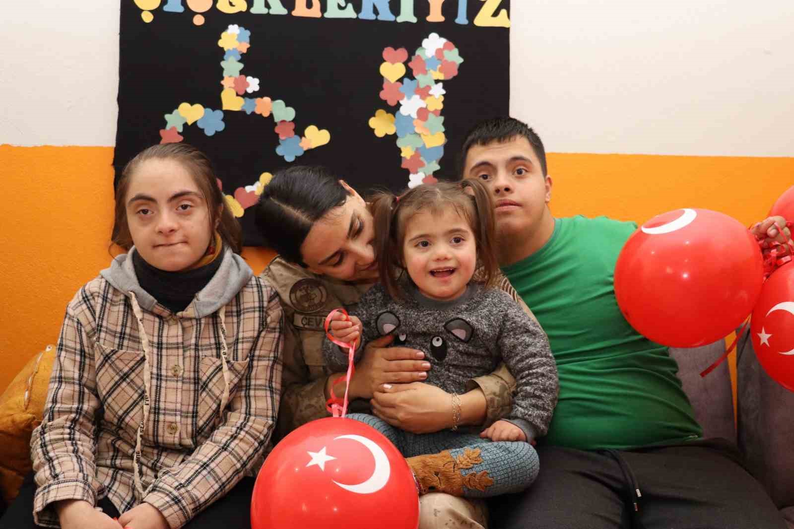 Bingöl’de jandarma Down Sendromlu çocukları unutmadı