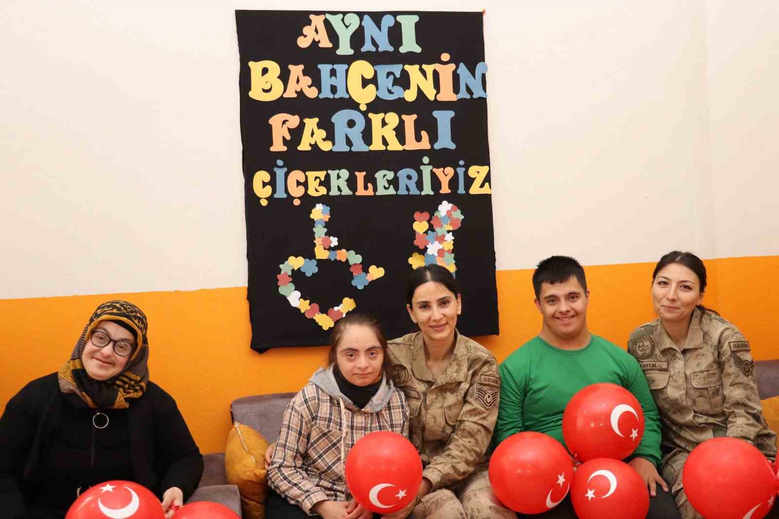 Bingöl’de jandarma Down Sendromlu çocukları unutmadı