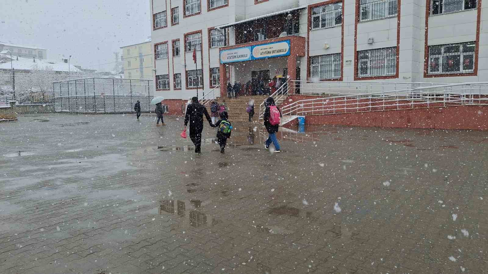 Sincik il&ccedil;esinde yoğun kar yağışı
