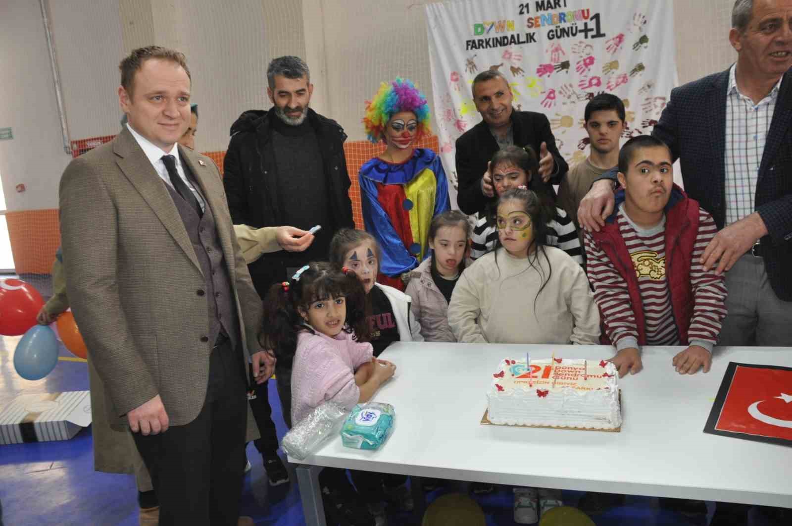 Bulanık Kaymakamı Koşansu, down sendromlu &ccedil;ocukları unutmadı
