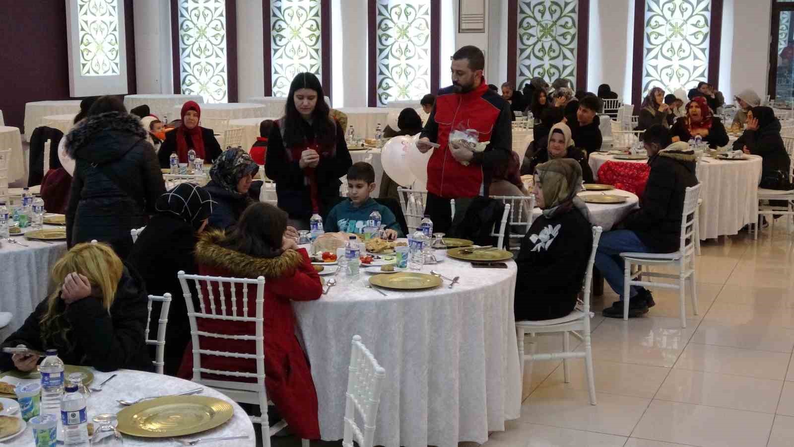 Kütahya Vakıflar Bölge Müdürlüğü’nden yetim çocuklara bayramlık desteği