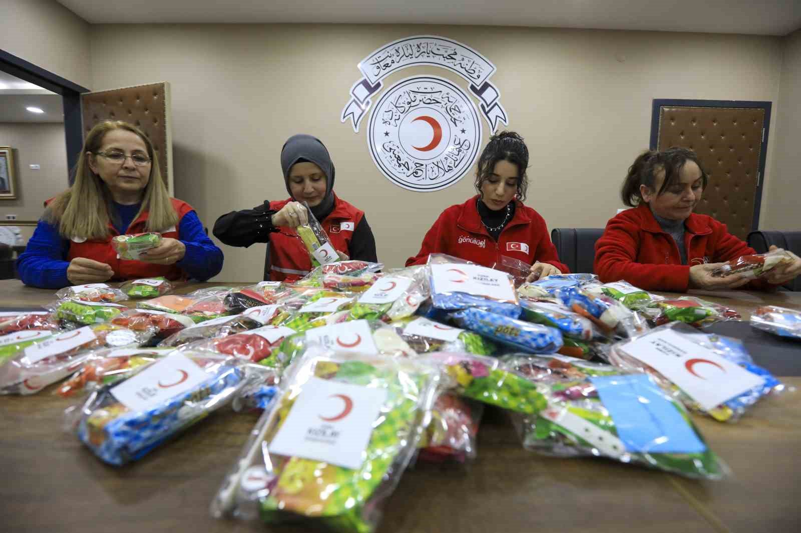 Kızılay G&ouml;n&uuml;ll&uuml;leri&rsquo;nin ayakkabılara bıraktığı hediyeler &ccedil;ocukların y&uuml;z&uuml;n&uuml; g&uuml;ld&uuml;rd&uuml;

