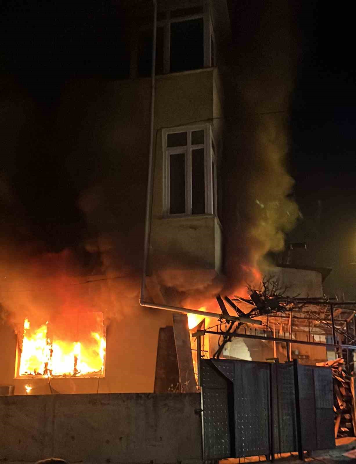 &Ccedil;orlu&rsquo;da korkutan yangın: 1&rsquo;i ağır 5 kişi dumandan etkilendi
