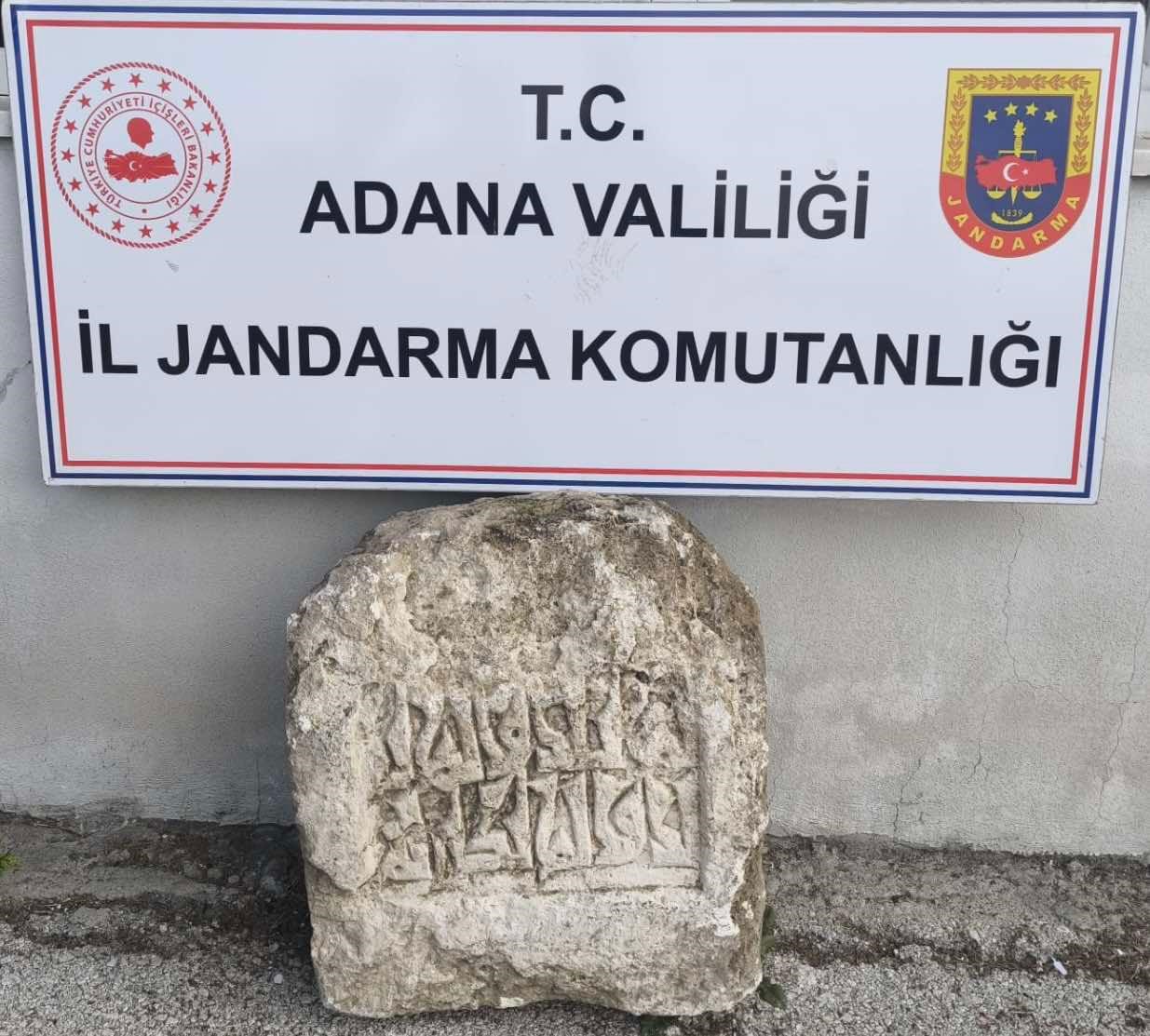Adana’da tarihi eser operasyonu: Yazılı kesme taş ve objeler ele geçirildi