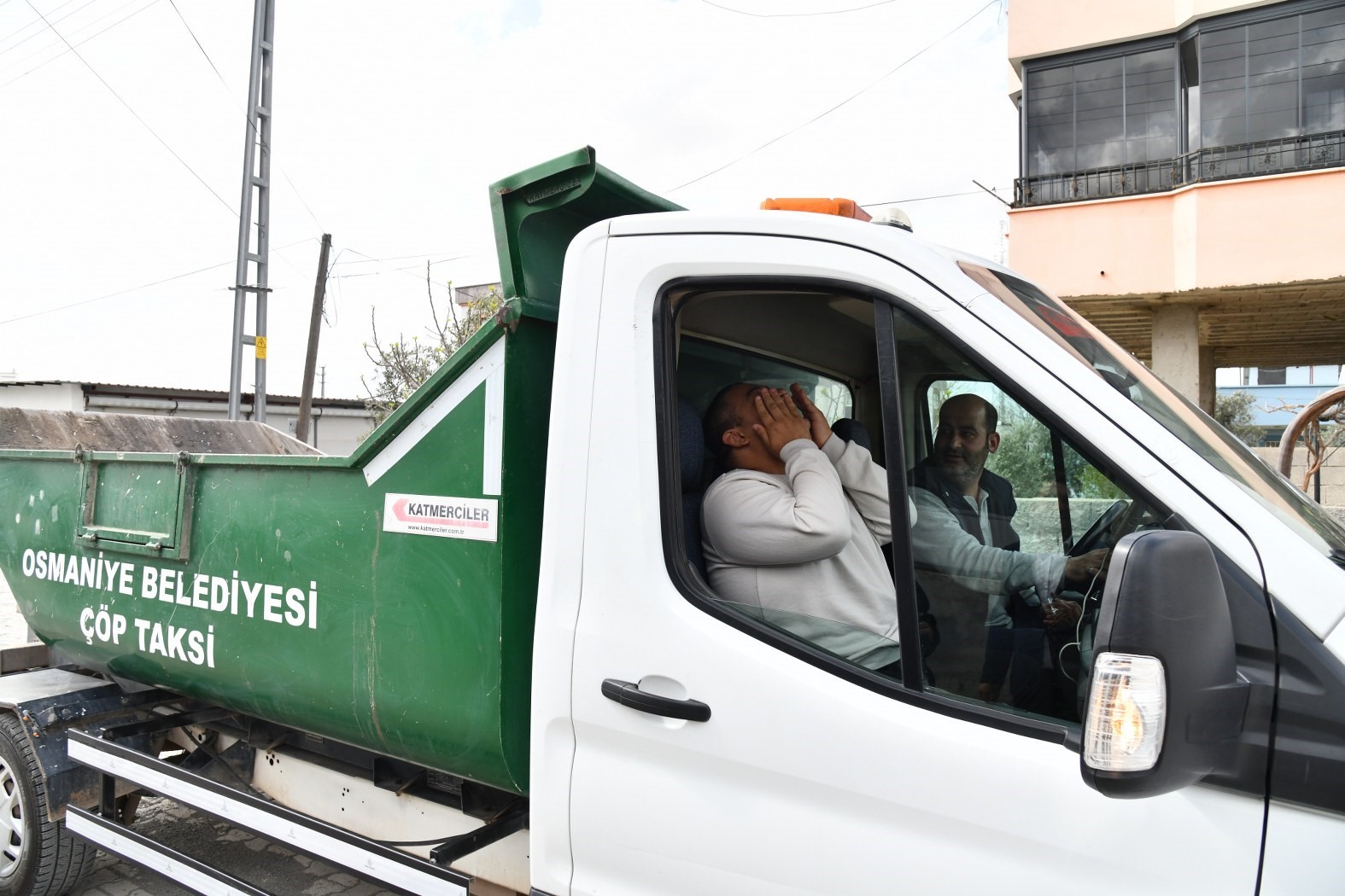 Otizmli &ccedil;ocuğun &ccedil;&ouml;p kamyonuna binme hayali ger&ccedil;ek oldu
