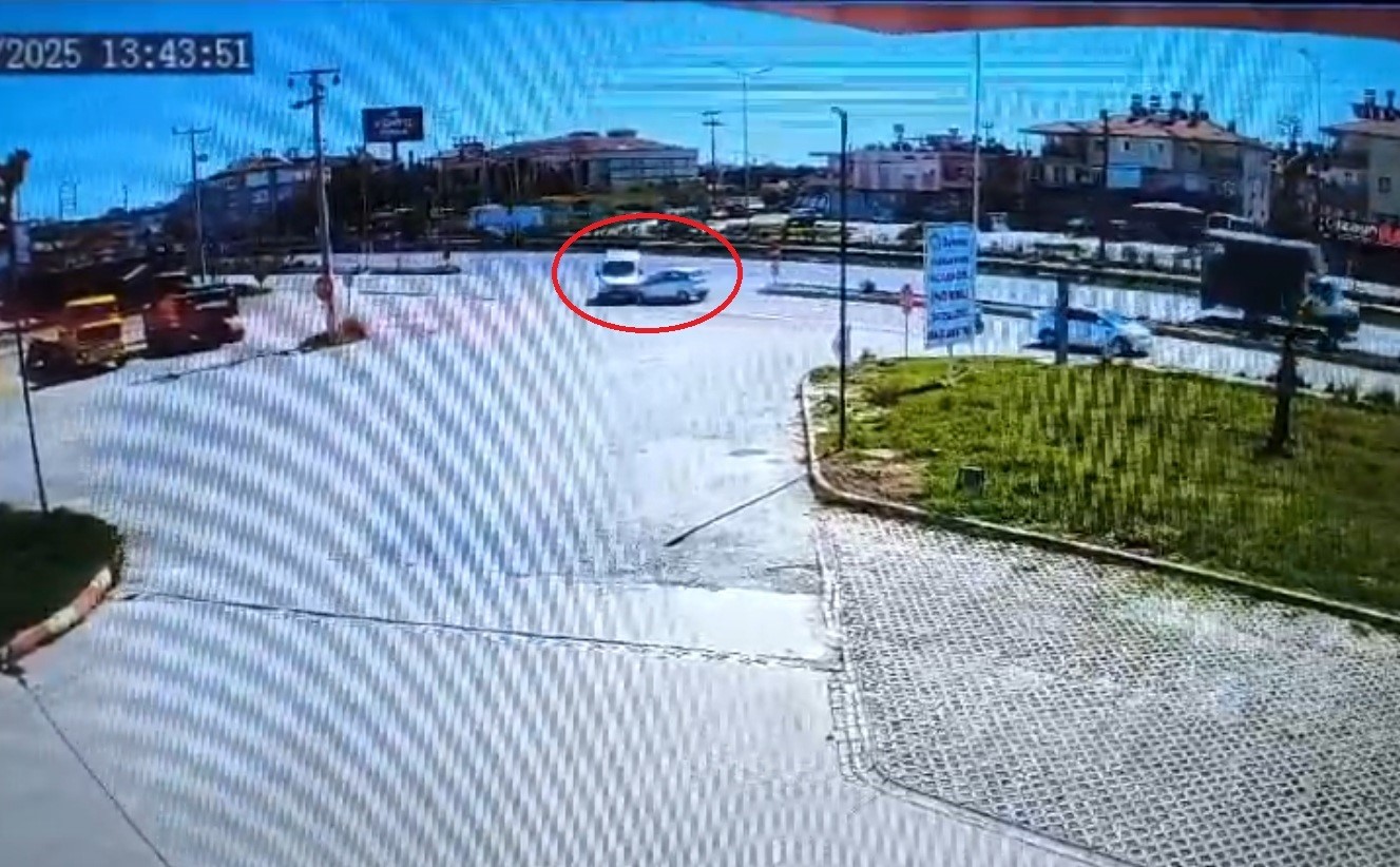 Zırhlı banka aracıyla otomobilin çarpışması kamerada: 1 yaralı