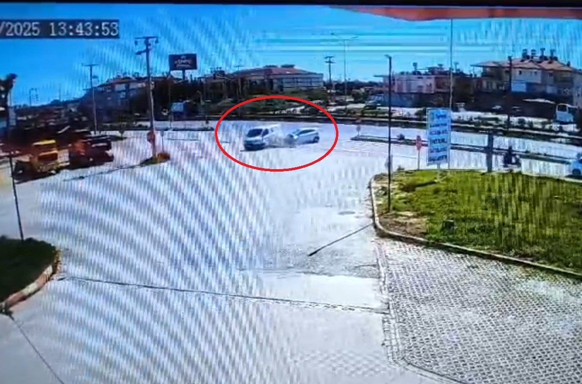 Zırhlı banka aracıyla otomobilin &ccedil;arpışması kamerada: 1 yaralı
