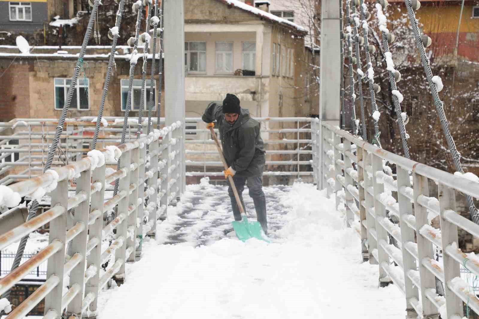 Bitlis&rsquo;te kar yağışı etkili olmaya devam ediyor
