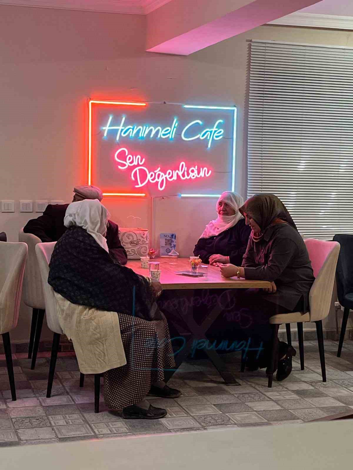 Bulanık&rsquo;ta yaşlılar iftar yemeğinde bir araya geldiler
