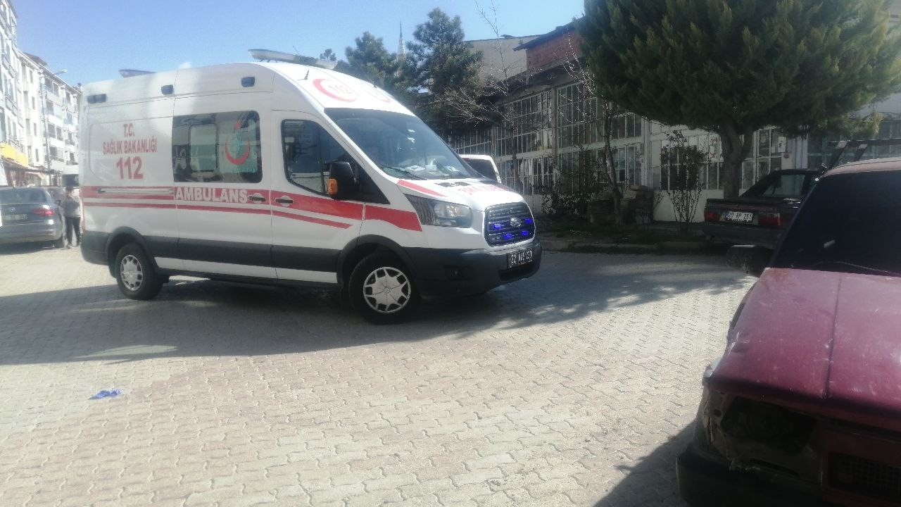 Isparta&rsquo;da otomobil ile motosiklet &ccedil;arpıştı: 14 yaşındaki s&uuml;r&uuml;c&uuml; yaralandı
