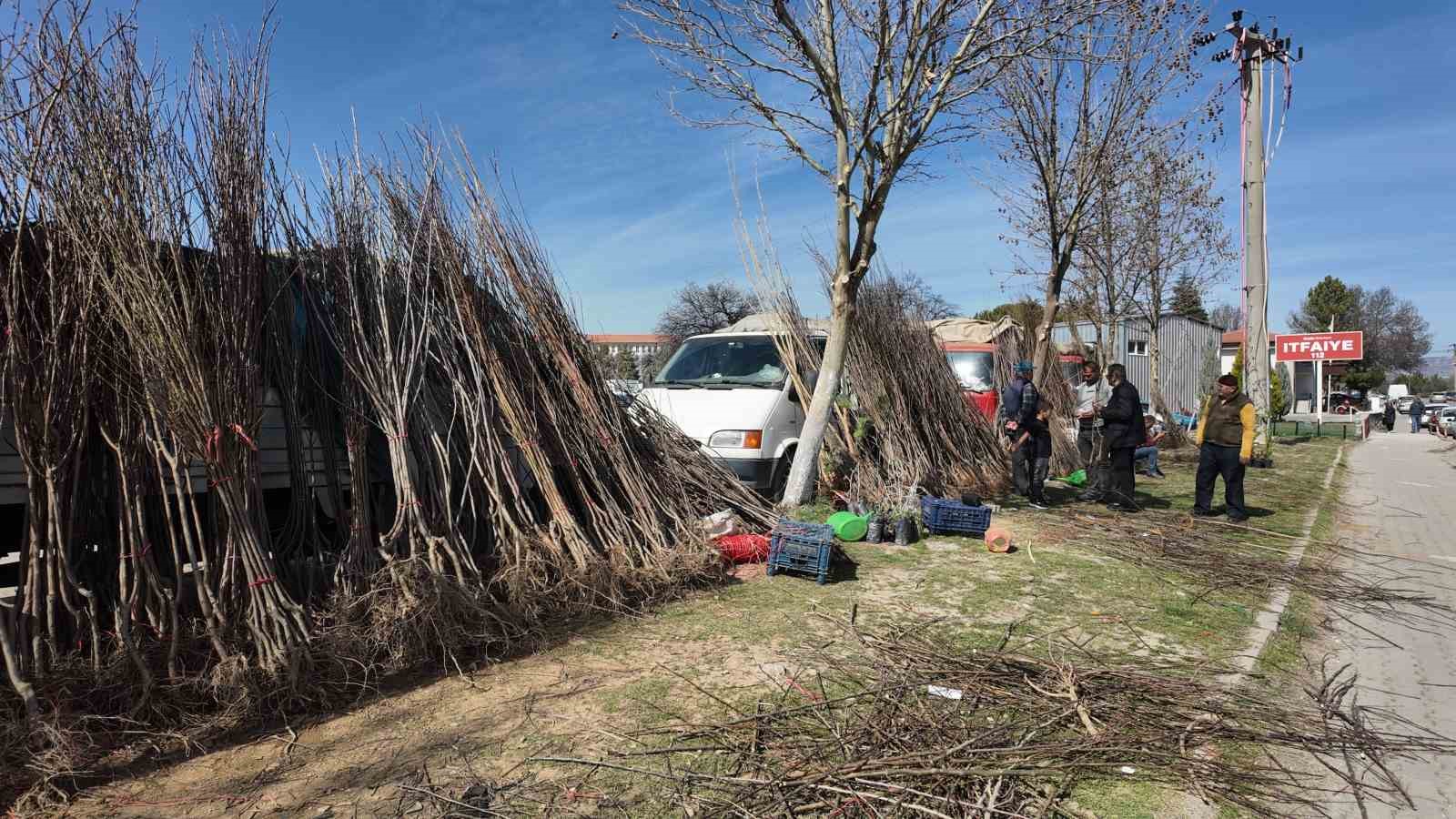 Gedizliler meyve fidanlarına yoğun ilgi g&ouml;steriyor
