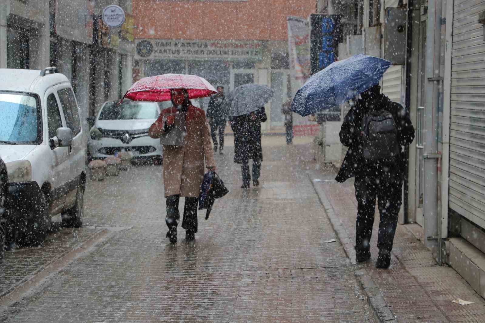Mart kapıdan baktırdı: Van&rsquo;a lapa lapa kar yağdı
