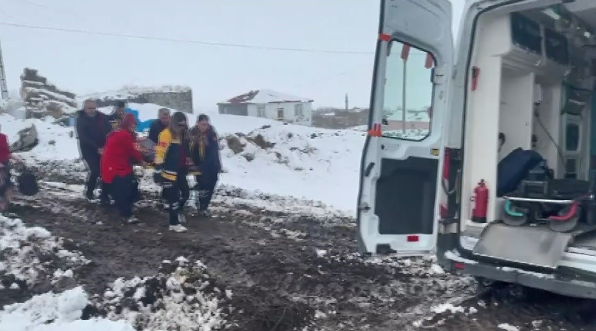 Kars&rsquo;ta ekipler boynu kırılan yaşlı kadın i&ccedil;in seferber oldu
