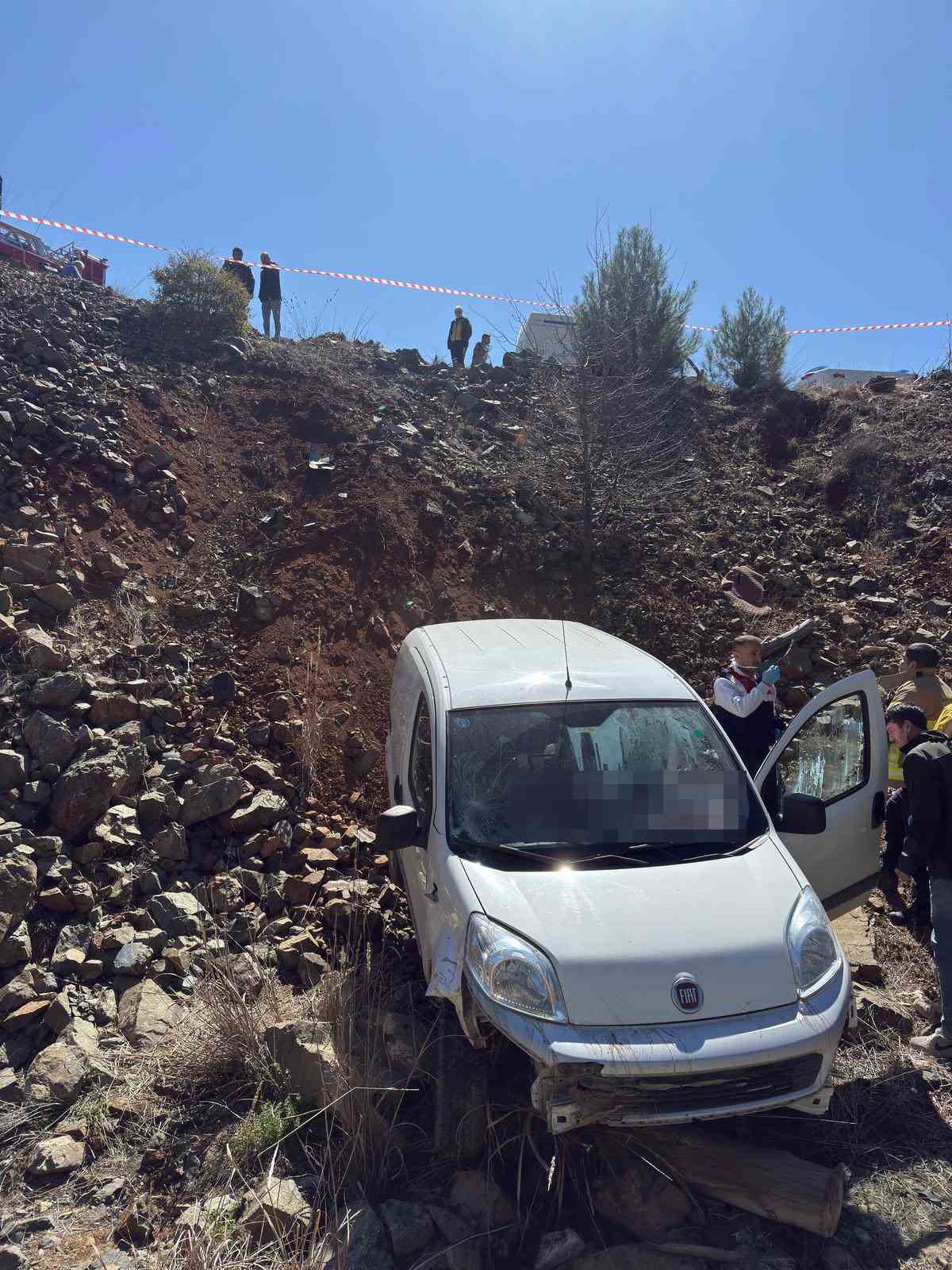 Şarampole yuvarlanan sürücü hayatını kaybetti