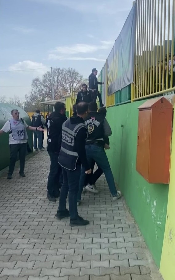 Amatör maçta futbolcular basın mensuplarına saldırdı
