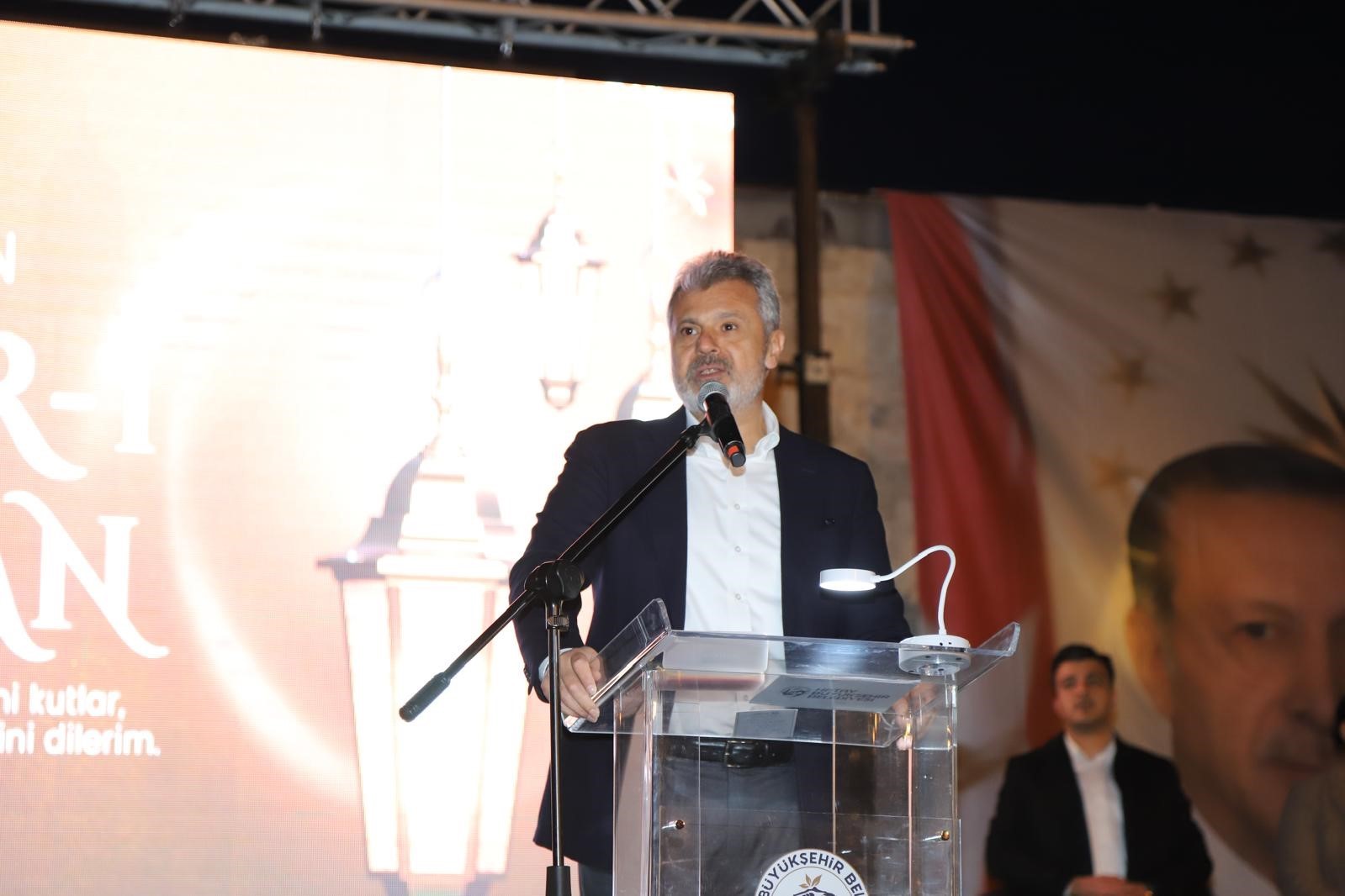 Y&uuml;zlerce kişi tarihi k&uuml;lliyedeki iftarda bir araya geldi
