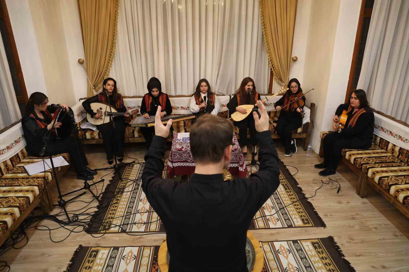 Kürsübaşı’na kadın eli değdi, izleyenler hayran kaldı