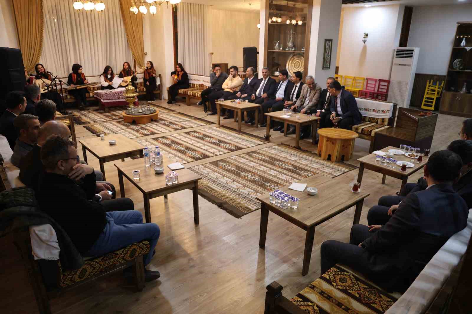 K&uuml;rs&uuml;başı&rsquo;na kadın eli değdi, izleyenler hayran kaldı
