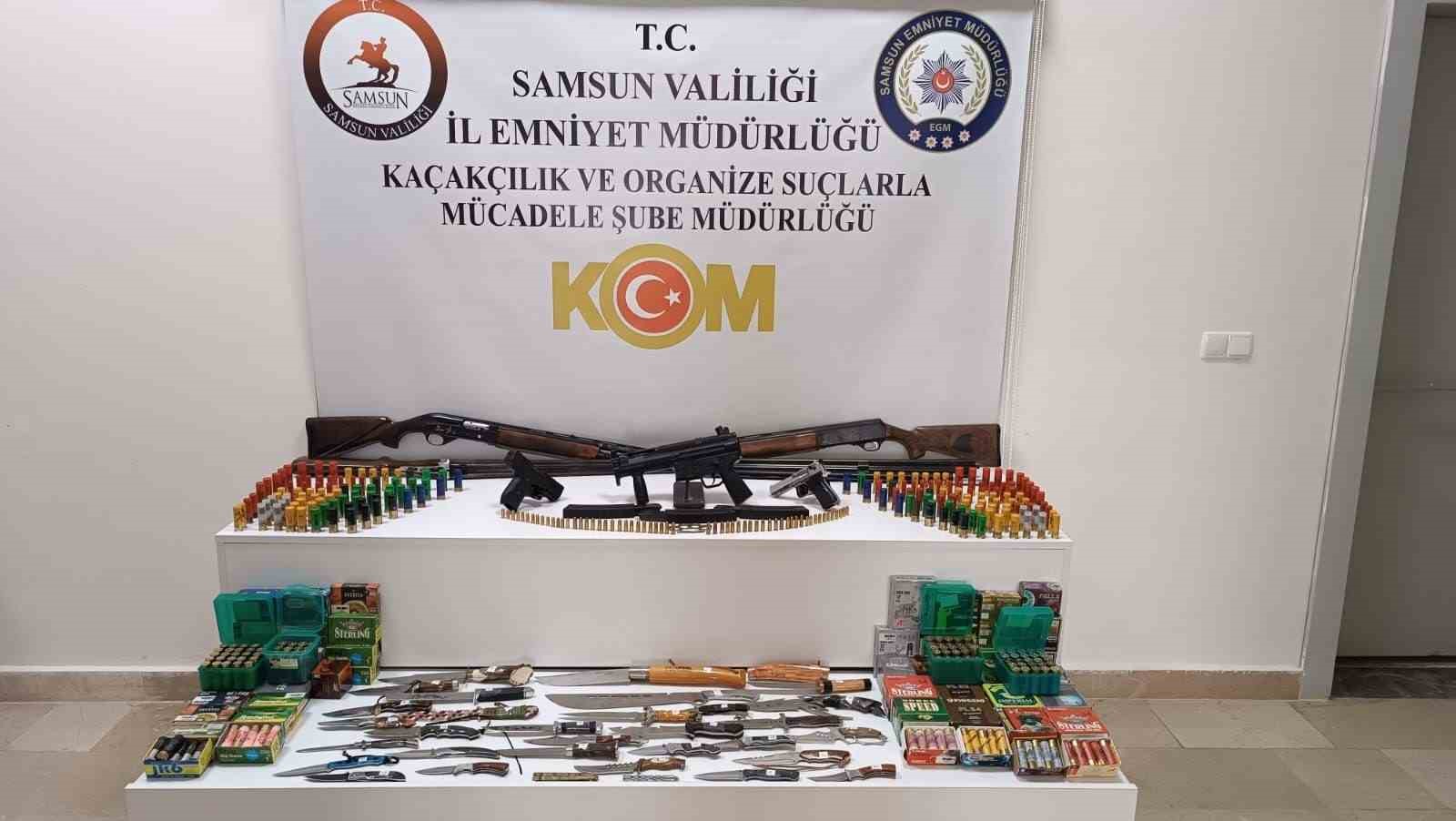 Samsun’da bir evde çok sayıda silah ve bıçak ele geçirildi