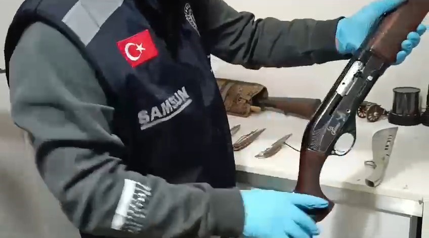Samsun’da bir evde çok sayıda silah ve bıçak ele geçirildi
