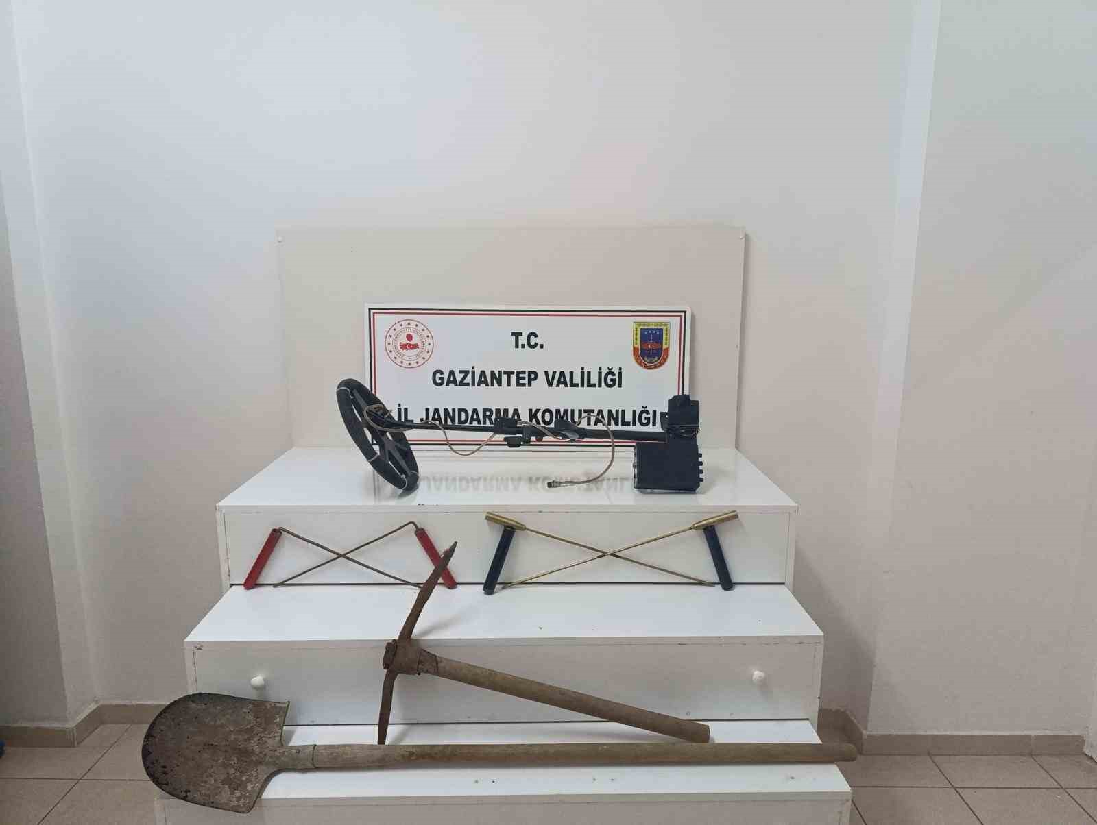 Define bulmak için kaçak kazı yapan 2 şahıs yakalandı