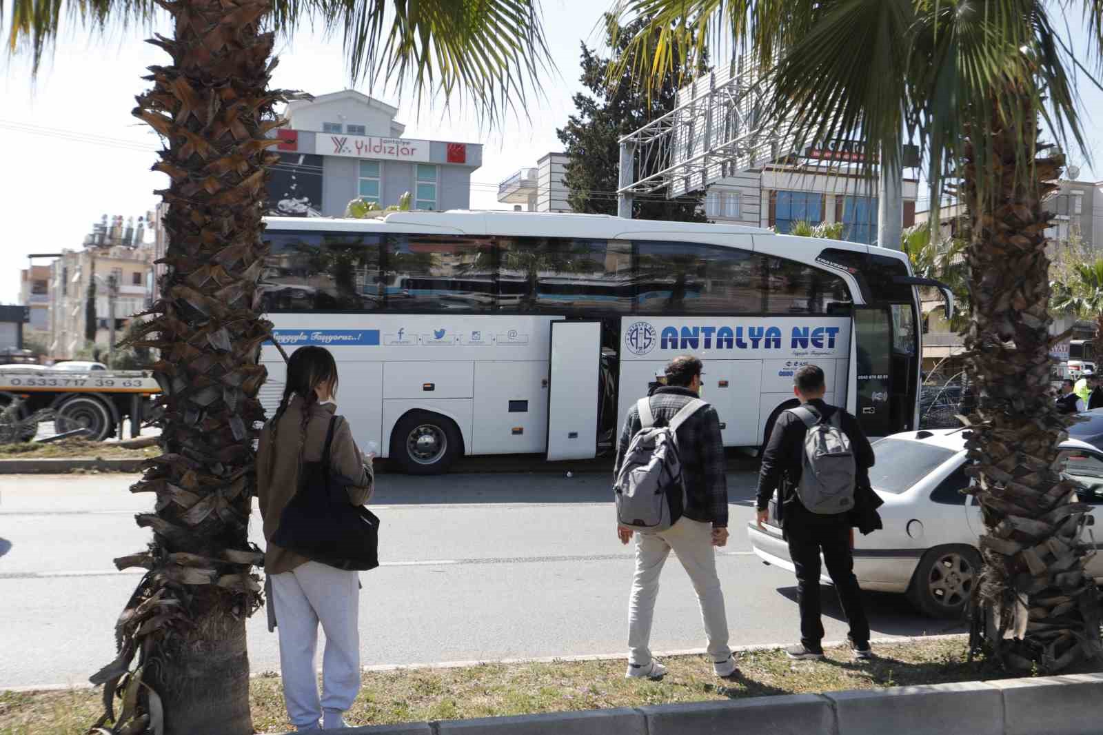 Direksiyonu kilitlenen yolcu otob&uuml;s&uuml; direğe &ccedil;aptı: 1 yaralı
