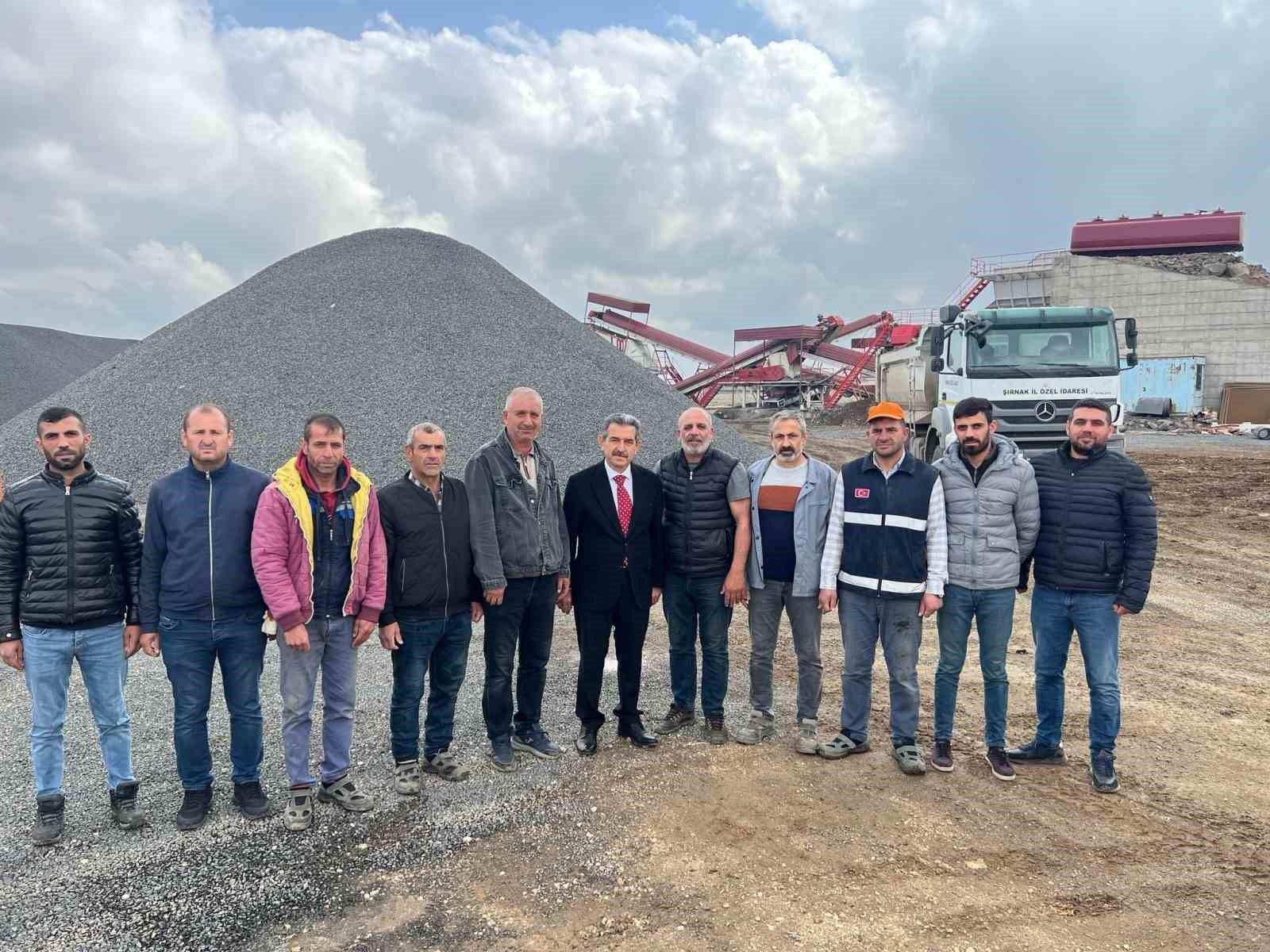 Vali Ekici İdil’de taş toplama ve kırma tesisinde incelemede bulundu