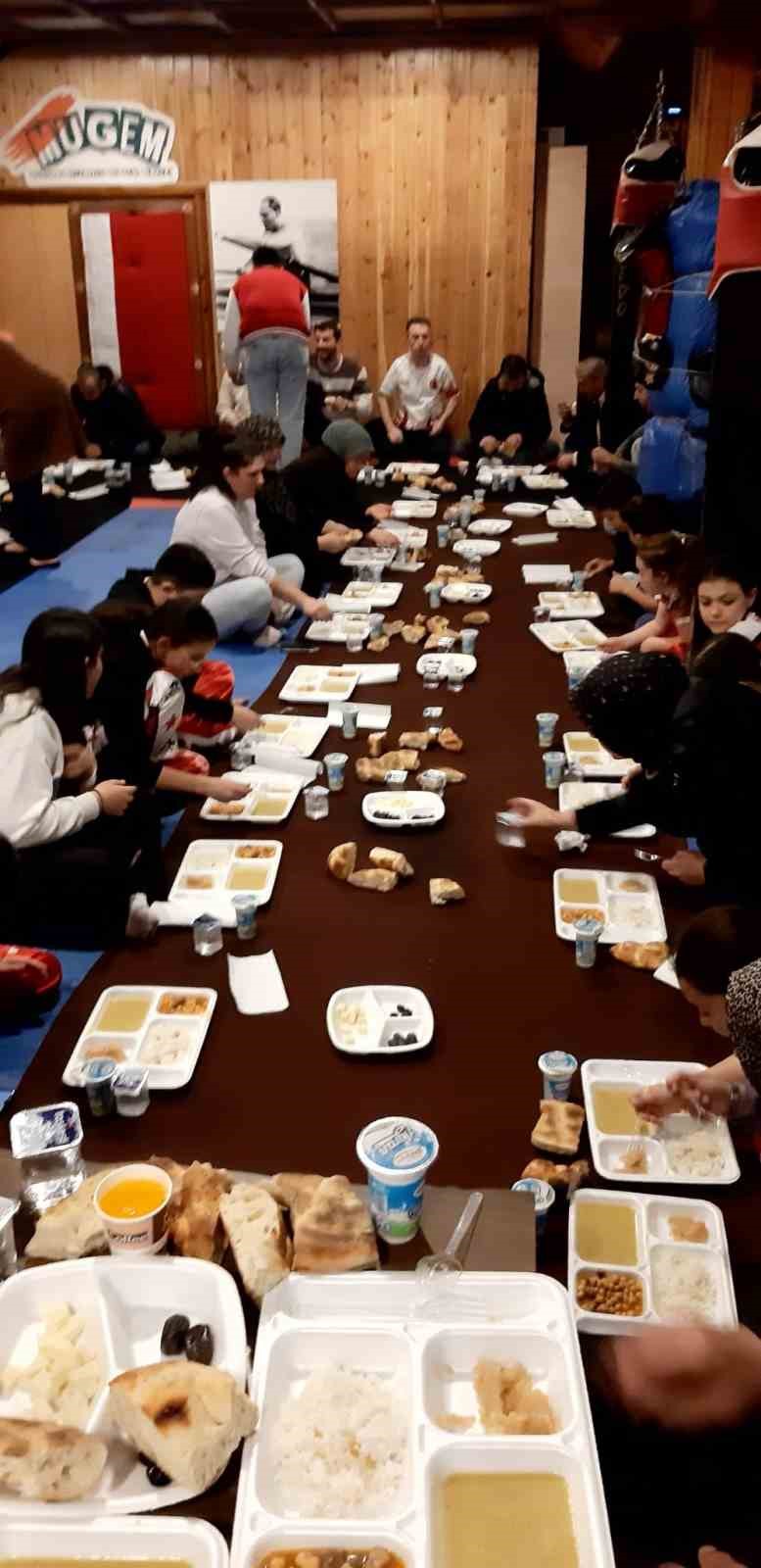Kick boks&ccedil;ular hem spor hem de iftar yaptı
