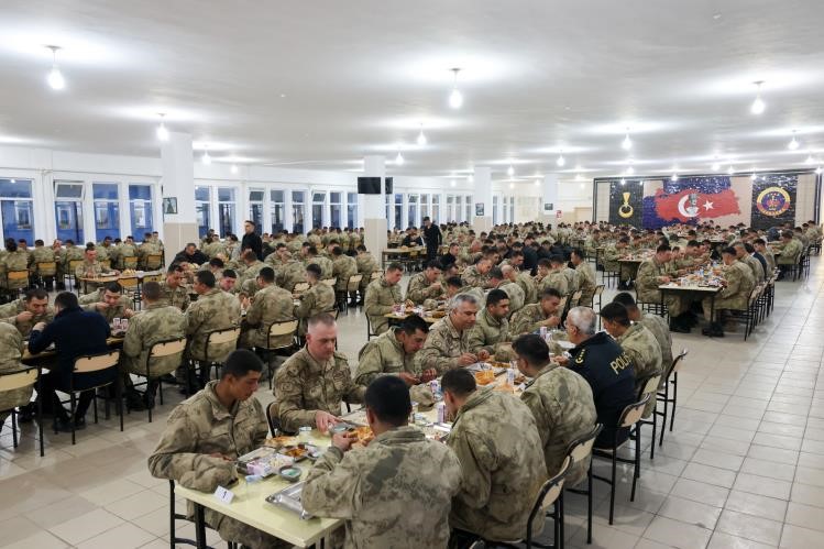 Mehmet&ccedil;ik ailesini karşısında g&ouml;r&uuml;nce duydu dolu anlar yaşandı
