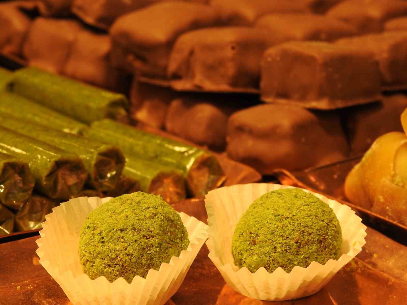 Rengarenk bayram şekerleri tezgahlarda yerini aldı
