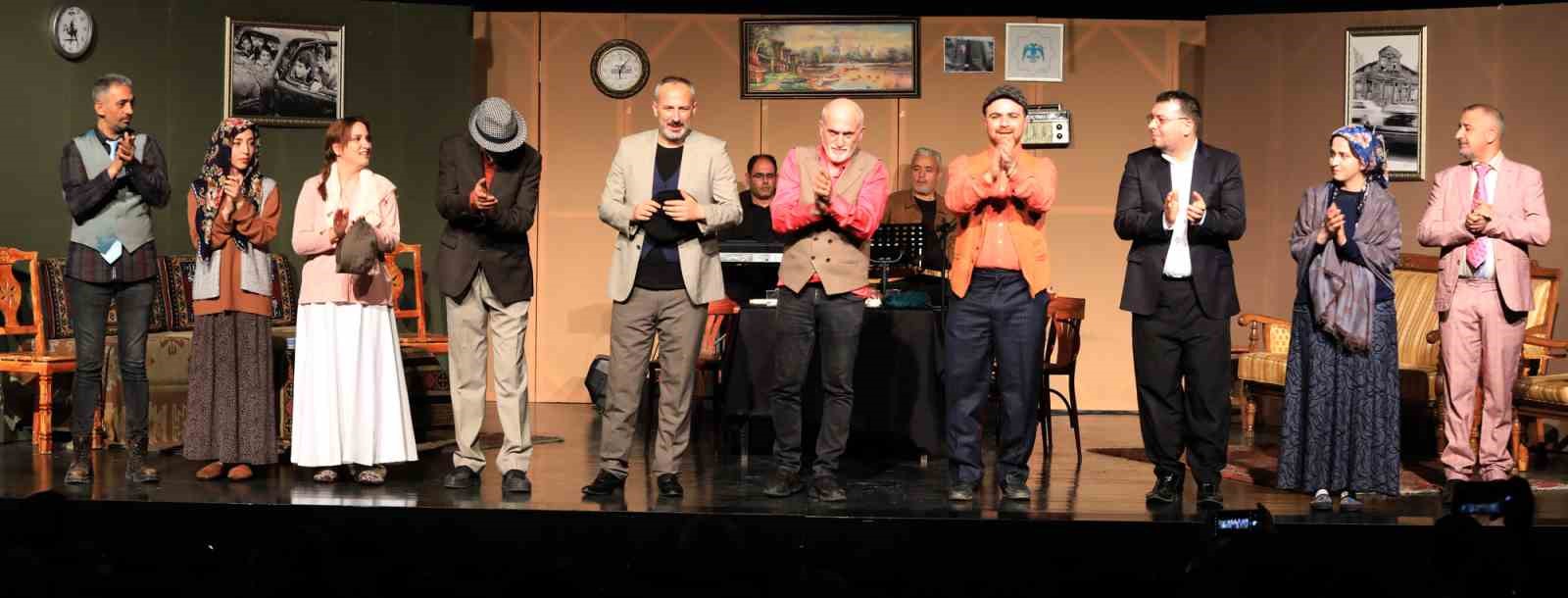 Şehir Tiyatrosu&rsquo;nun yeni oyunu &lsquo;3 Kuşak Erzurum&rsquo; yoğun ilgi g&ouml;rd&uuml;
