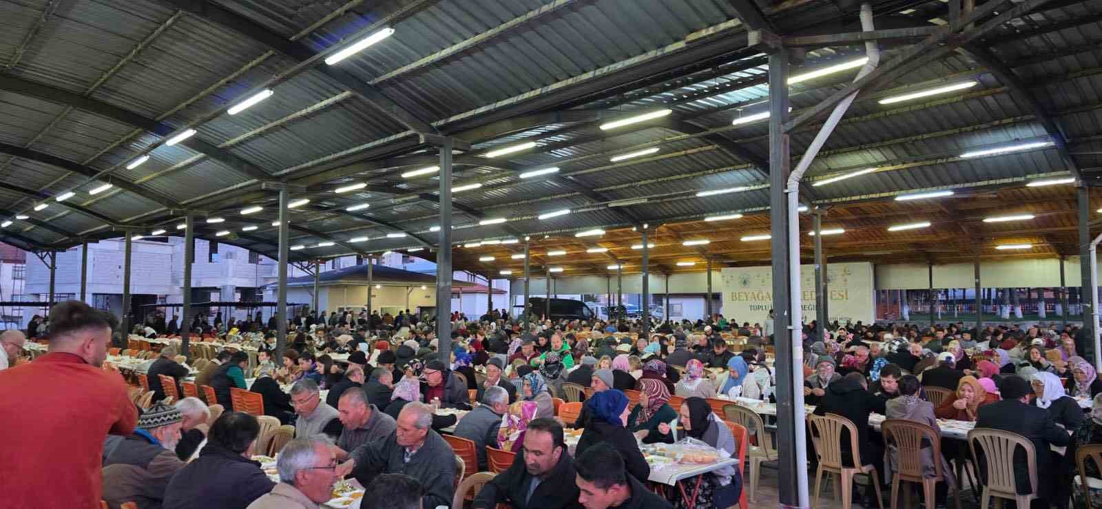 Beyağa&ccedil;lılar oru&ccedil;larını toplu iftar programında birlikte a&ccedil;tı
